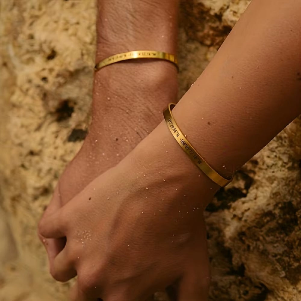 Pulseira Bracelete Dourada com Frase Inspiradora – Estilo e Motivação