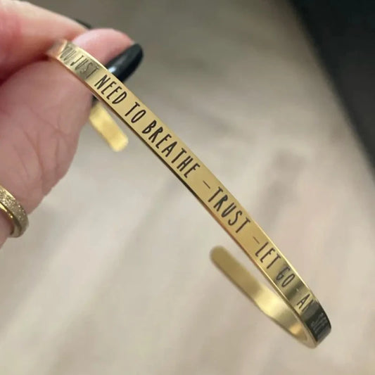 Pulseira Bracelete Dourada com Frase Inspiradora – Estilo e Motivação